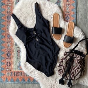 Old Navy black cut out swimsuit knotted one piece tie scoop back xs